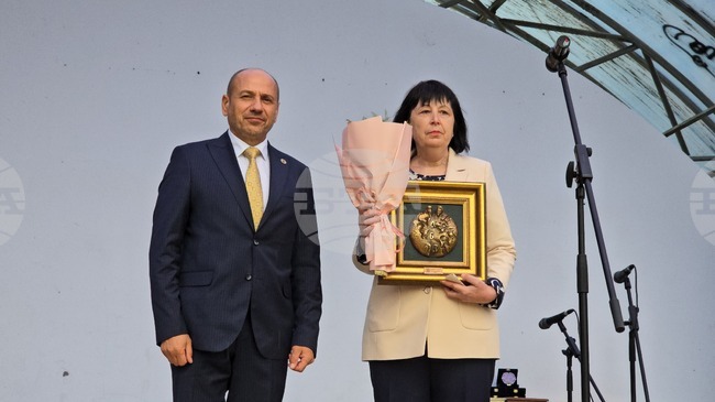 Ловеч - 24 май - Награда барелеф „Св. св. Кирил и Методий“