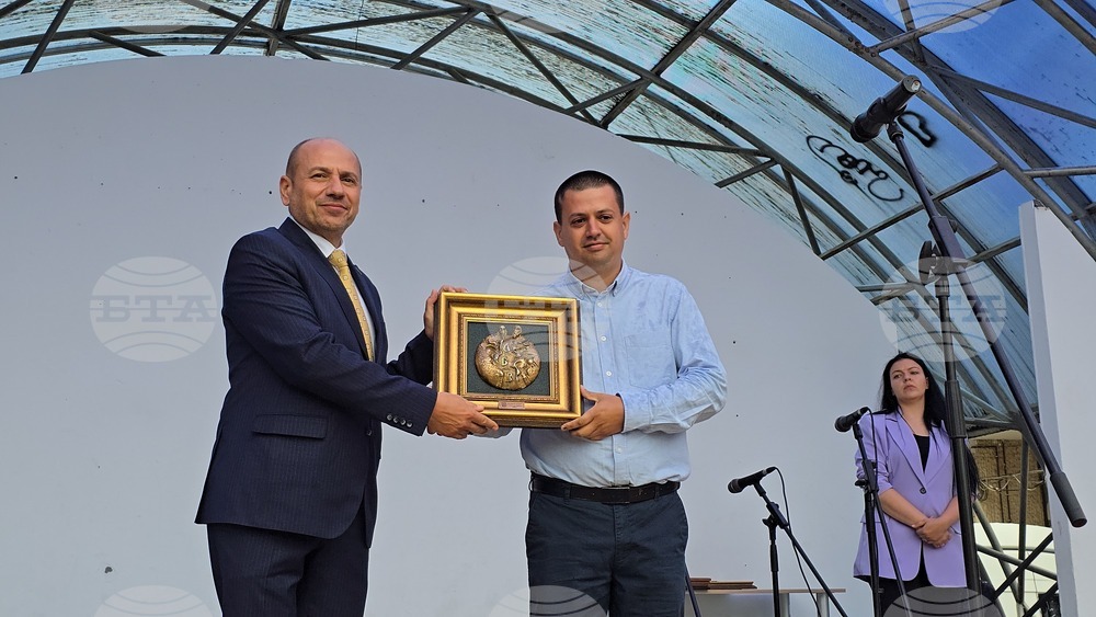 Ловеч - 24 май - Награда барелеф „Св. св. Кирил и Методий“