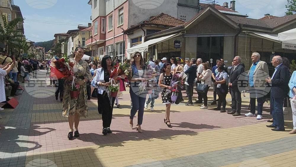 В Чепеларе деца и възрастни се включиха в традиционната манифестация за 24 май