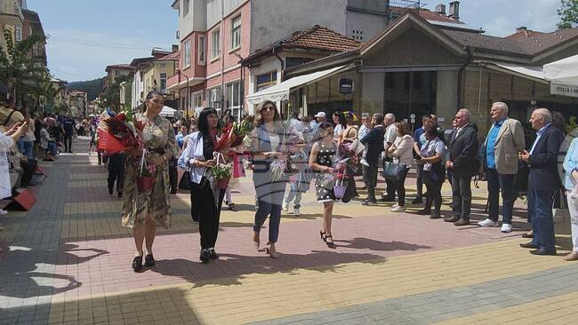 В Чепеларе деца и възрастни се включиха в традиционната манифестация за 24 май