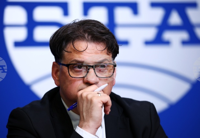 Въпросът е кой контролира чистотата в медийната среда, както и грамотността, каза министърът на културата Мариан Бачев