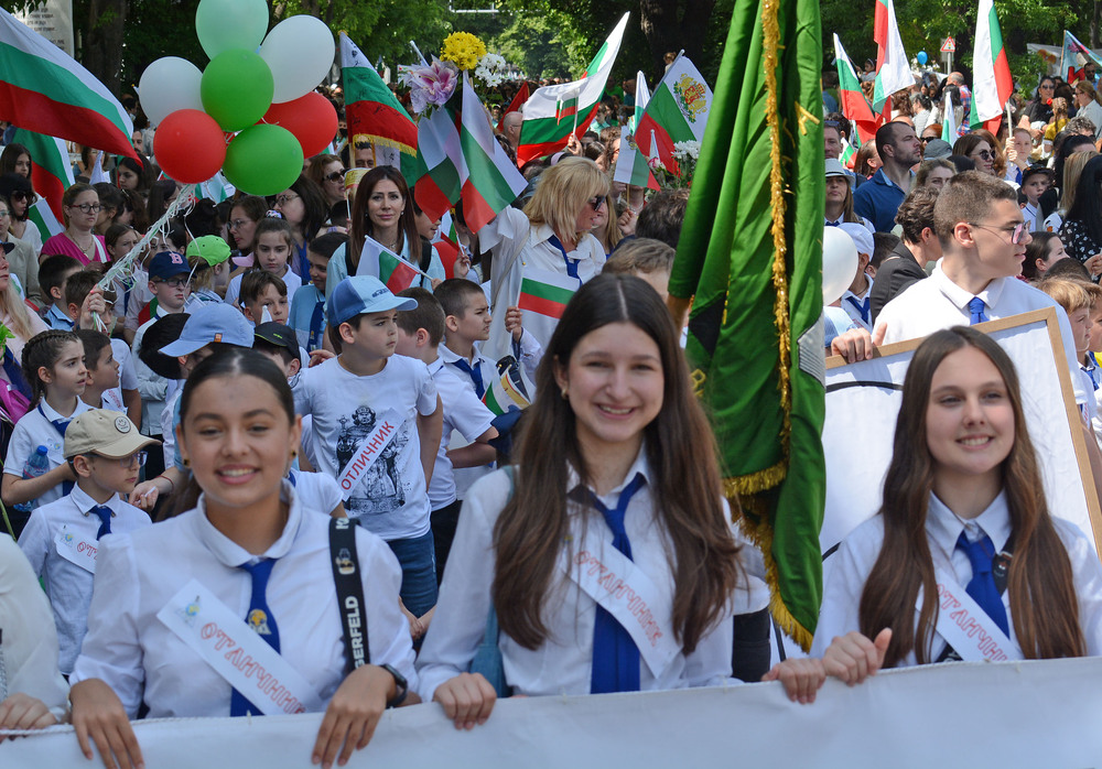 Над 20 000 души участваха в празничното шествие за 24 май във Варна