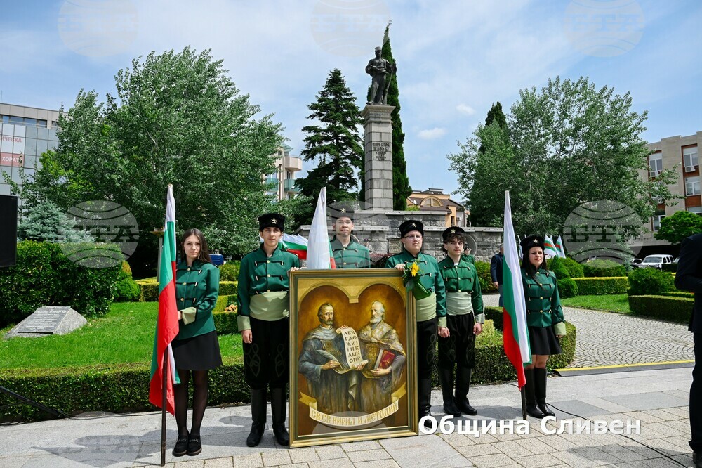 Стотици се включиха в празничното шествие в Сливен за 24 май
