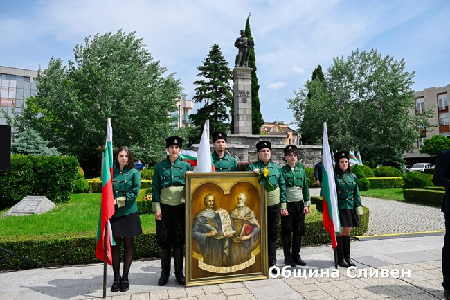 Стотици се включиха в празничното шествие в Сливен за 24 май 