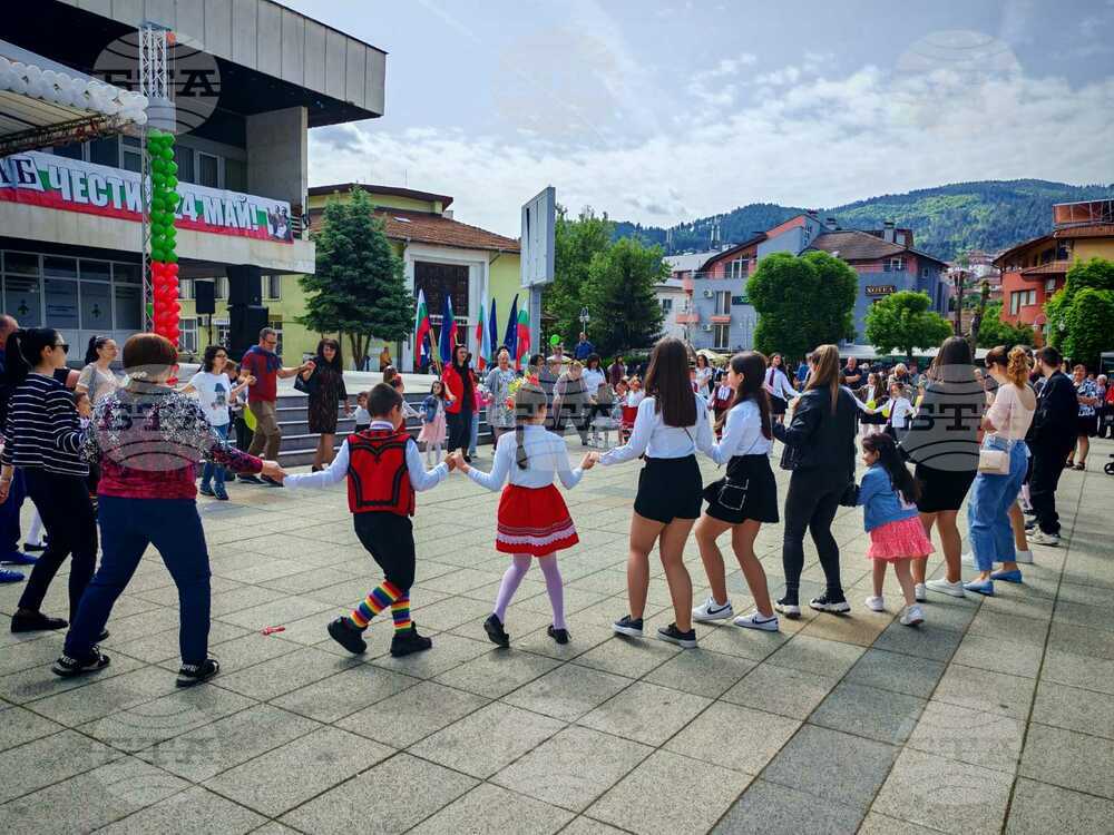 Стотици жители и гости на Девин се включиха в тържественото отбелязване на 24 май