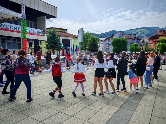 Стотици жители и гости на Девин се включиха в тържественото отбелязване на 24 май