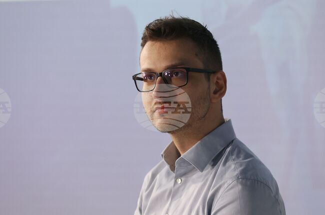 Изкуственият интелект може да достигне нивото на най-добрите математици, журналисти, автори, но не може да ги надмине, каза Антон Александров