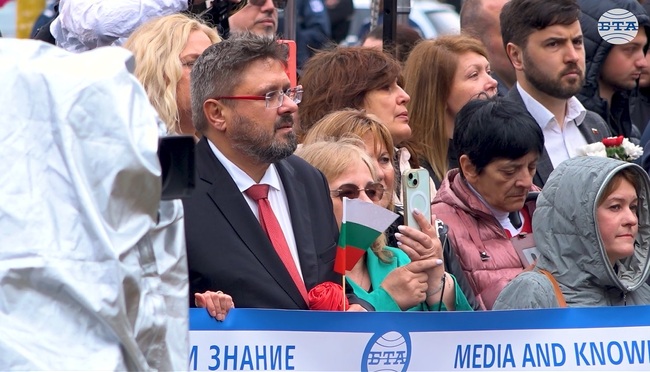 С празнично шествие и тържествена церемония бе отбелязан 24 май в София