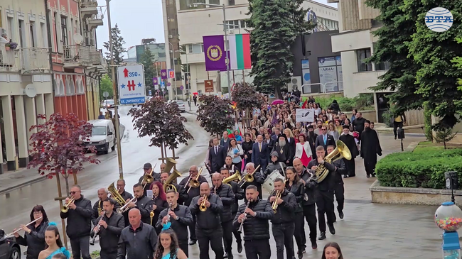 С ученическо шествие и връчване на барелеф „Св. св. Кирил и Методий“ в Ловеч бе отбелязан 24 май