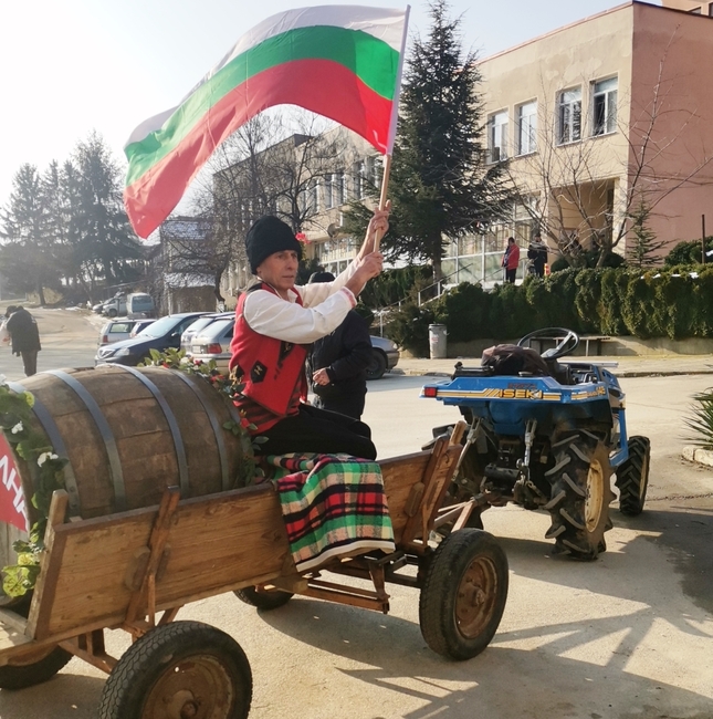 Община Ловеч: В ловешкото село Слатина с парад на винопроизводителите и зарязване на лозе отбелязаха Трифон Зарезан