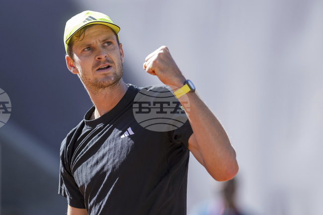 Хуберт Хуркач елиминира шампиона от 2014 година Роберто Баутиста Агут в първия кръг на турнира по тенис в Хертогенбош