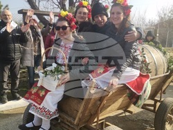 Снимка: Община Ловеч - В ловешкото село Слатина с парад на винопроизводителите и зарязване на лозе отбелязаха Трифон Зарезан