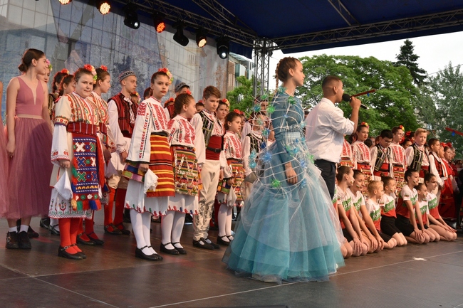 Близо 300 сливенски ученици изнесоха общ концерт по повод 24 май