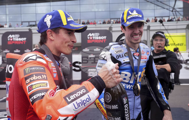 Алекс Маркес спечели спринта в клас motoGP за Гран При на Великобритания, слагайки край на победната серия на брат си Марк