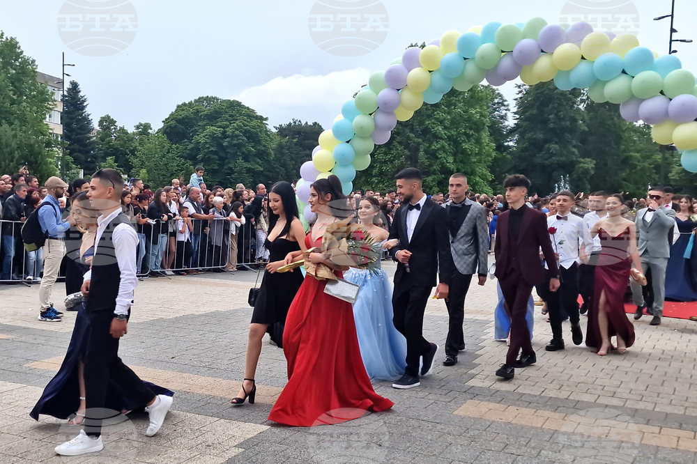 От червения килим близо 700 абитуриенти от Търговищка област навлизат в живота като самостоятелни възрастни