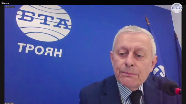 Мисля, че е време азбуката ни да получи полагаемото си име - българица, а не кирилица, каза д-р Соломон Паси