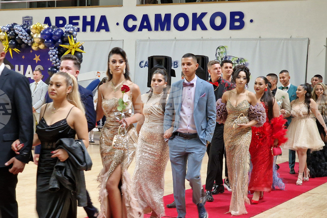 С тържествена церемония Самоков изпрати абитуриентите от Випуск 2025