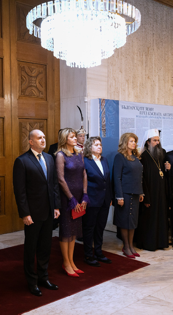 Президентът Румен Радев: На днешния светъл празник заставаме единни и с вяра, че нашето Отечество ще пребъде като държава на духа, културата и знанието