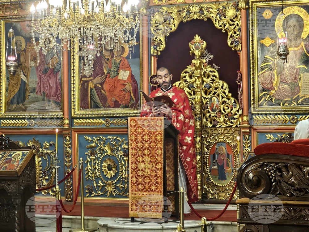 Нека да се вглеждаме по-често в персоналната си отговорност, каза пред миряните в храм „Света Троица“ в Русе отец Недялко Димитров