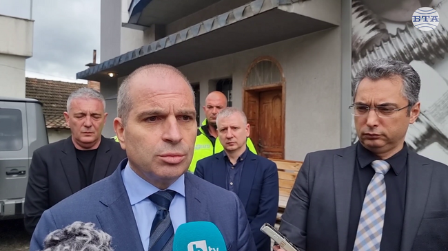 Министърът на транспорта Гроздан Караджов обяви, че може да се стигне до отнемане на лицензи на фирмите собственици на тежкотоварни камиони