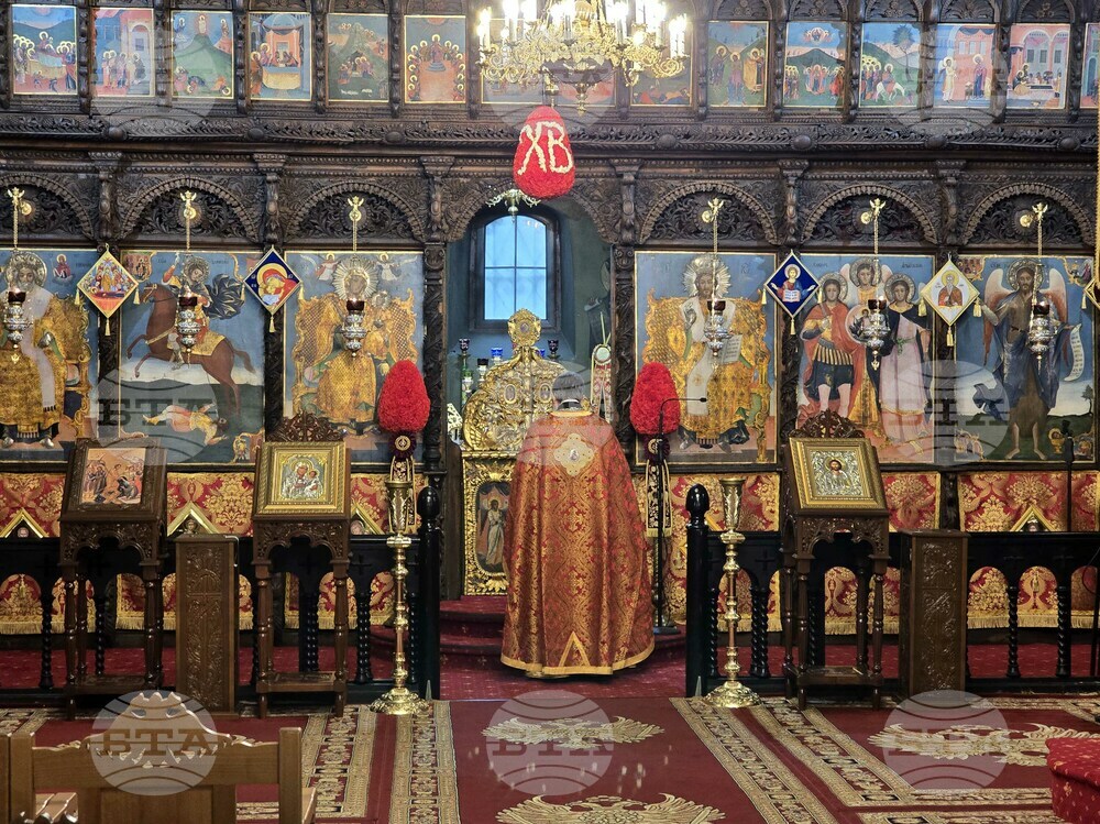 Тържествена света литургия събра десетки миряни днес в църквата "Свети Димитър“ в Сливен