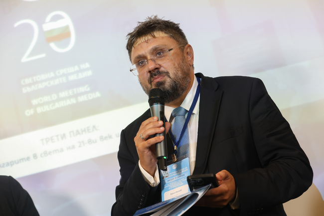 Най-хубавото в погледа на сънародниците ни в чужбина към България е, че гледат с повече любов, каза Кирил Вълчев