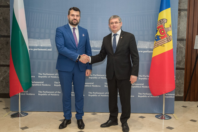 Bulgarian Foreign Minister Talks with Moldovan Parliament President in Chisinau