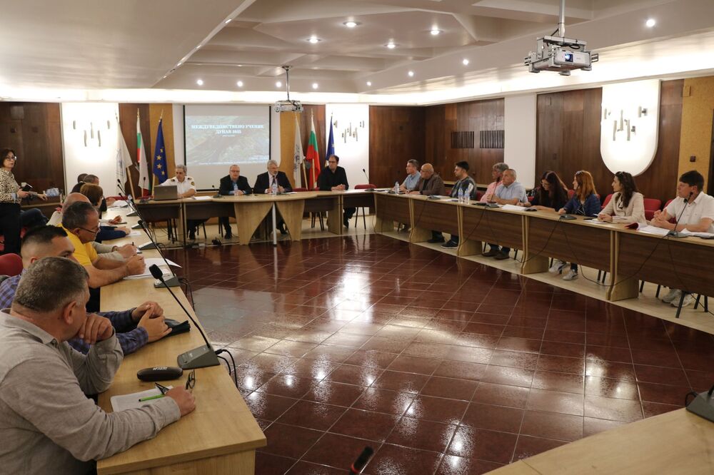 Реакция при нефтен разлив в река Дунав след авария на брегови захранващ тръбопровод ще разиграват в учение представители на над 10 институции в Русе на 28 май 