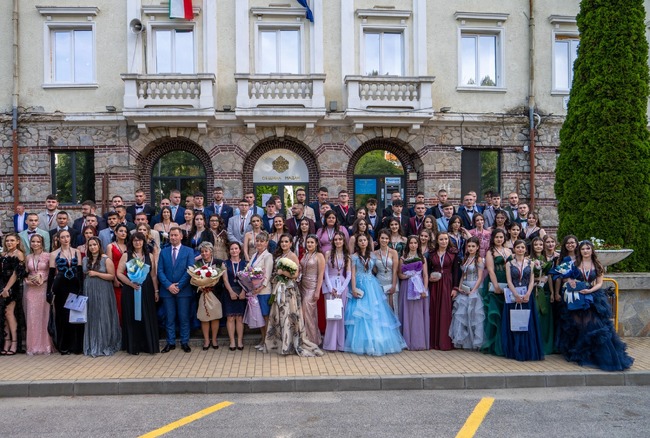 В Мадан изпратиха абитуриентите, кметът ще плати с лични средства първите семестриални такси на двама отличници