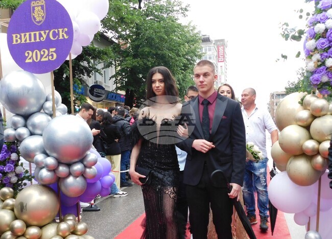 Близо 800 абитуриенти дефилираха по червен килим в центъра на Велико Търново в две бални вечери