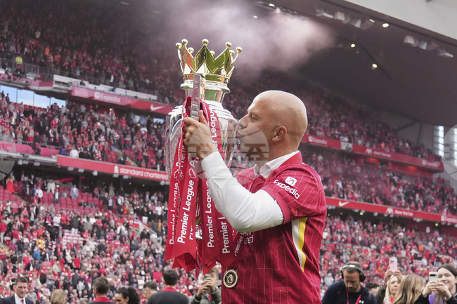 Стивън Джерард поздрави Арне Слот за титлата с Ливърпул