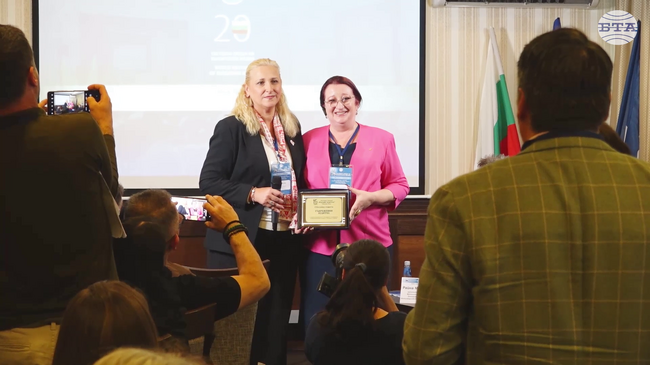 Райна Манджукова получи отличие от Българското училище "Народни будители" в Паралимни, Кипър