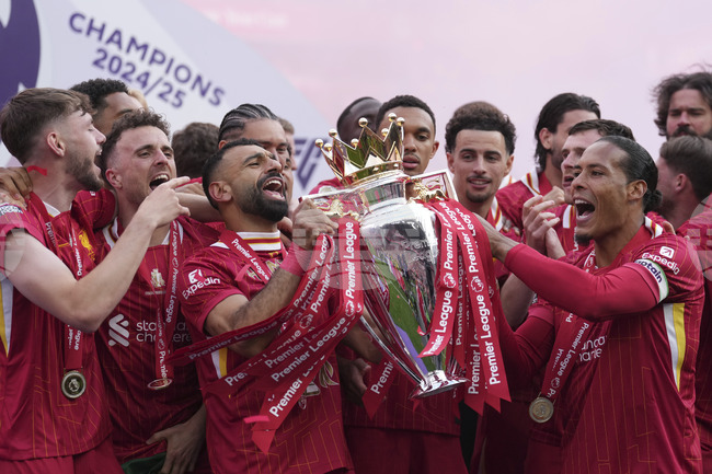 Ливърпул е едно голямо семейство и капитанът е длъжен да се грижи за него, заяви Върджил ван Дайк