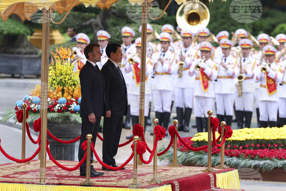 ВНА: Френският президент Еманюел Макрон бе посрещнат с тържествена церемония в Ханой