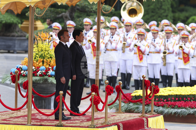 ВНА: Френският президент Еманюел Макрон бе посрещнат с тържествена церемония в Ханой 