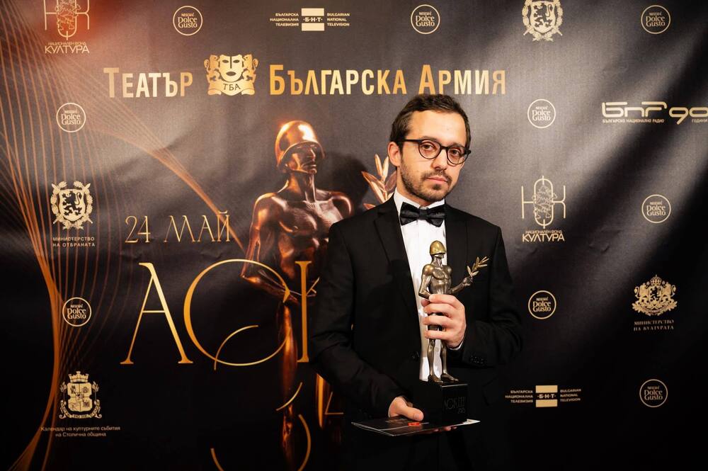 Ростислав Георгиев с награда „АСКЕЕР 2025“ за спектакъла „Женитба“ на ДТ „Никола Вапцаров“ – Благоевград