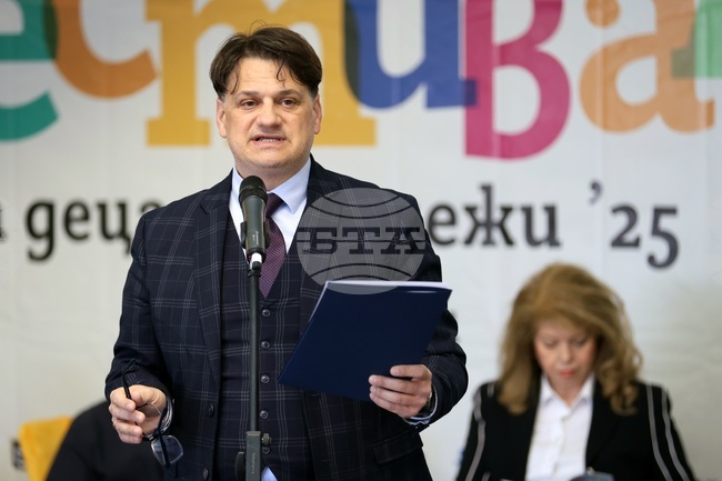 Щастлив съм, че един от най-големите празници в месеца на буквите е Пролетният панаир на книгата, каза министърът на културата Мариан Бачев