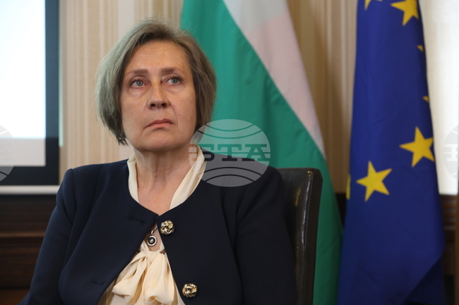 Знанието е памет, но и мост между поколенията, каза ректорът на Висшето училище по мениджмънт във Варна проф. Красимира Станева