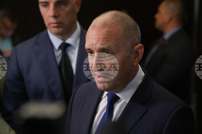 Опитите да бъда атакуван с това, че съм обнародвал закона за еврото са плоска манипулация, защото в него няма никакви дати, каза Румен Радев