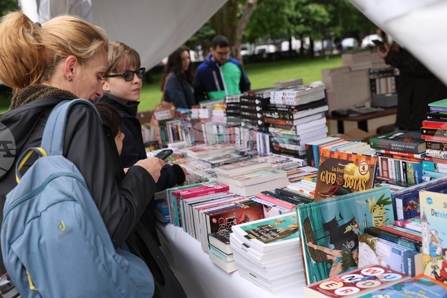 Милена Къновска, Добромир Банев и Збигнев Збиковски ще раздават автографи на Пролетния панаир на книгата днес