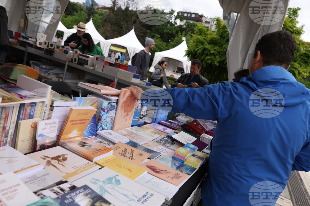 Георги Господинов, Владимир Зарев и Капка Касабова ще раздават днес автографи на Пролетния панаир на книгата 