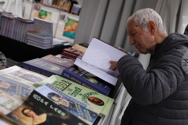 Александър Секулов, Кристофър Бъкстон и Радина Минчева ще се срещнат с читатели на Пролетния панаир на книгата днес