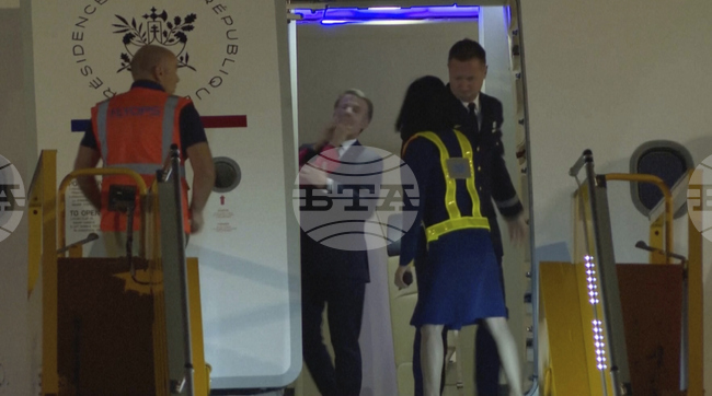 Еманюел Макрон отрече да е имал семеен скандал със съпругата си при пристигането им в Ханой