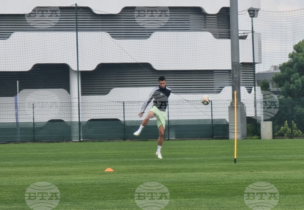 Халфът на Лийдс Юнайтед Илия Груев тренира на базата в Бояна преди началото на лагера на националния отбор