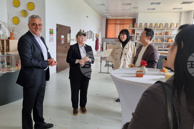 Село Маноле - Южнокорейски журналисти - посещение