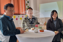 Село Маноле - южнокорейски журналисти - посещение