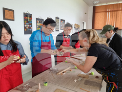 Село Маноле - южнокорейски журналисти - посещение