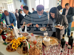 Село Маноле - южнокорейски журналисти - посещение