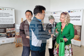 Село Маноле - южнокорейски журналисти - посещение