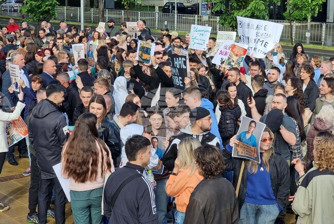 Млади лекари, студенти и медицински специалисти излязоха на протест във Варна